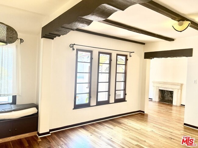 Foto del edificio - 449 N Sweetzer Ave