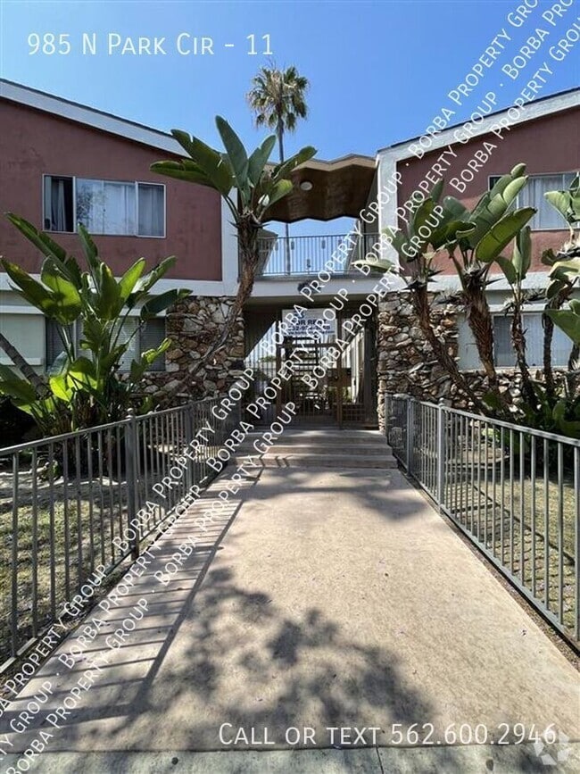 Building Photo - 985 N Pk Cir