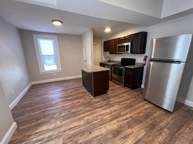 Large kitchen & dining area - 4608 York Rd