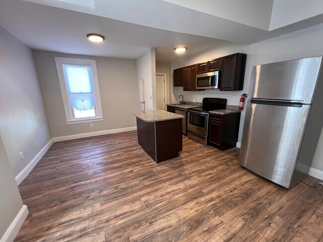 Large kitchen & dining area - 4608 York Rd