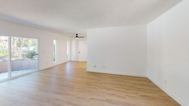 Interior Photo - 7503 Hazeltine Ave