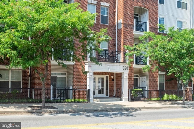 Building Photo - 350 W Elm St