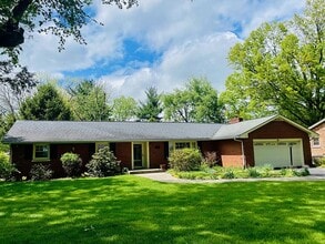 Building Photo - 3233 Saxon Dr