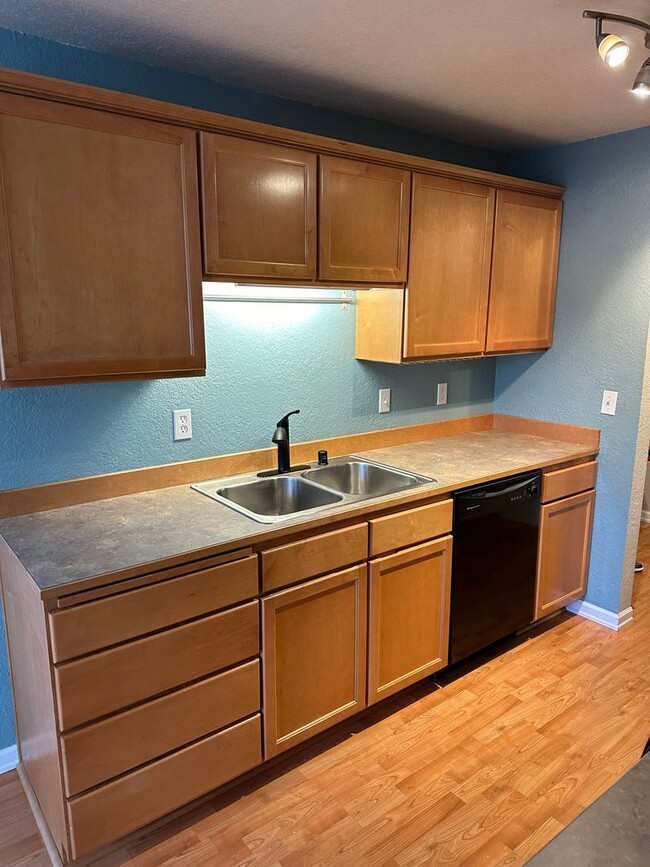 Building Photo - 2 bedroom, 2 bath condo North Seattle.