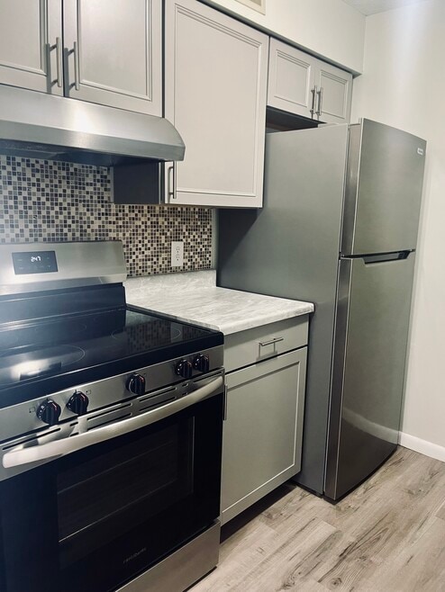 2 Bedroom Kitchen - River Knolls Apartments
