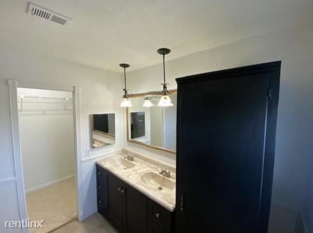 Building Photo - 9115 Green Meadows Way