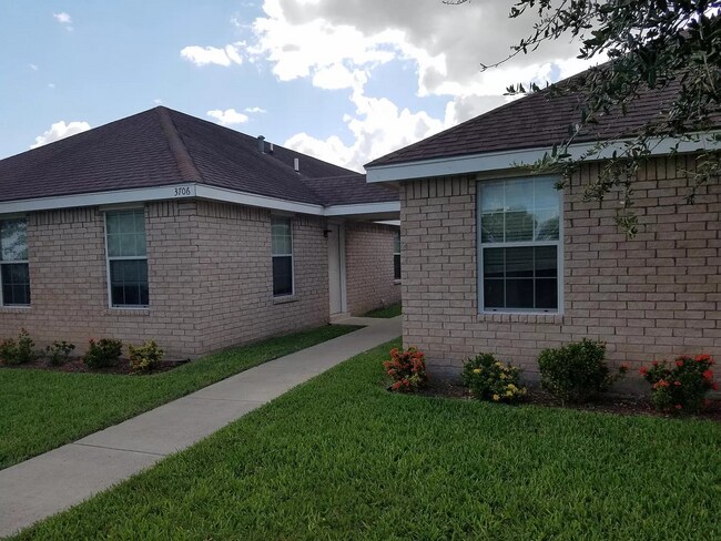 Foto del edificio - 3706 Wyndham Ave