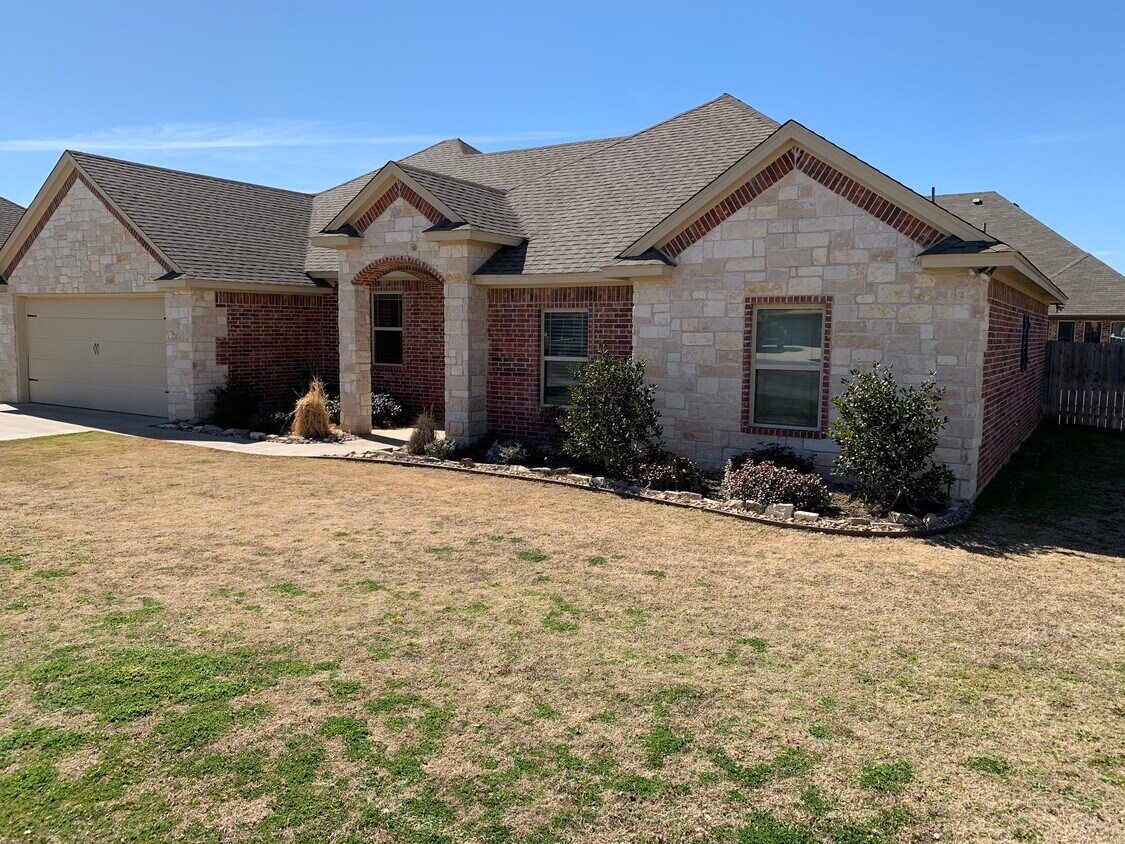 3111 White Horse Ct, Granbury, TX 76049 House Rental in Granbury, TX