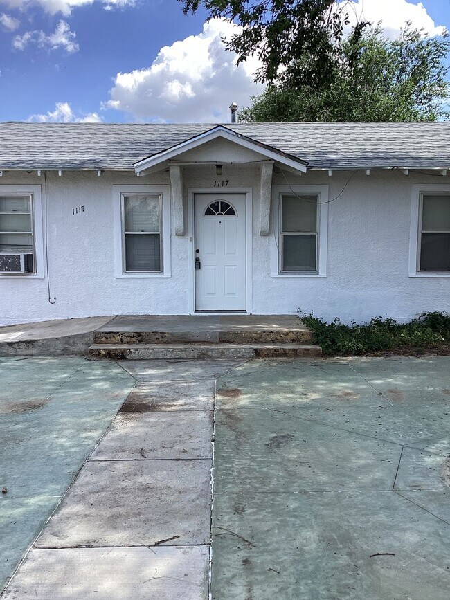 Building Photo - 1117 W University Dr