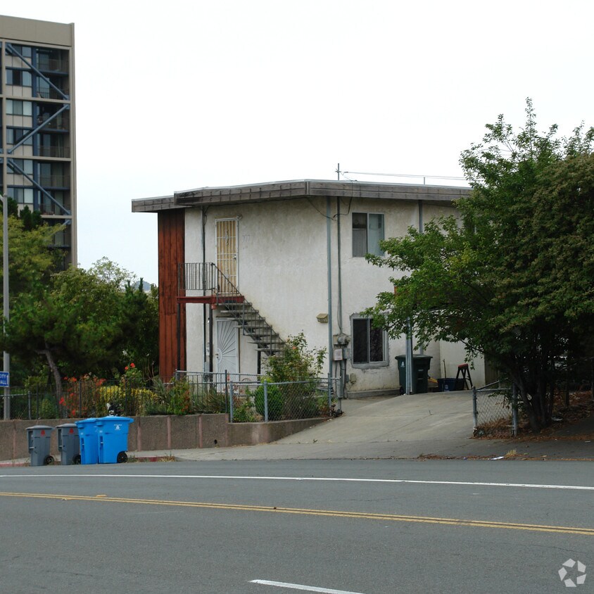 Building Photo - 701-705 Sacramento St
