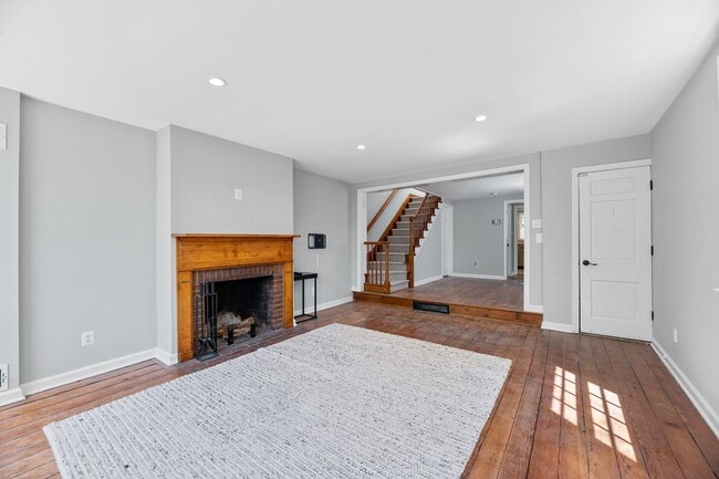 Building Photo - Beautiful & Sunny 2BR Single Family House ...
