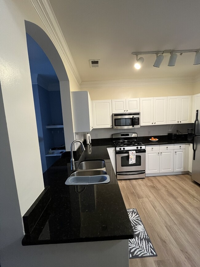 Building Photo - 27 Booth St