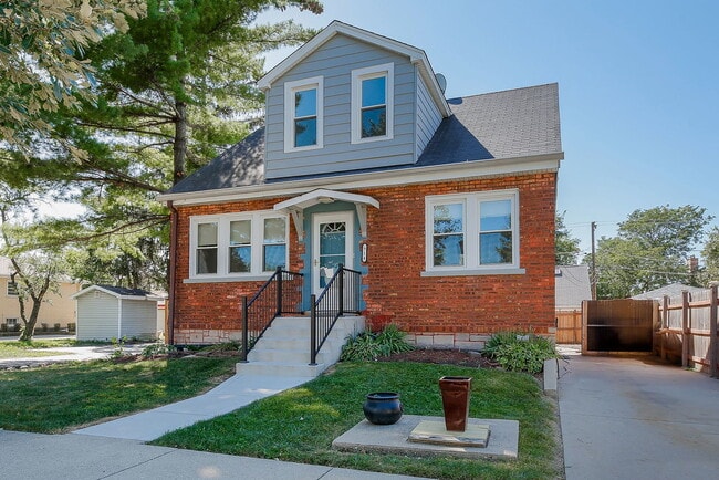 Building Photo - 914 6th Ave