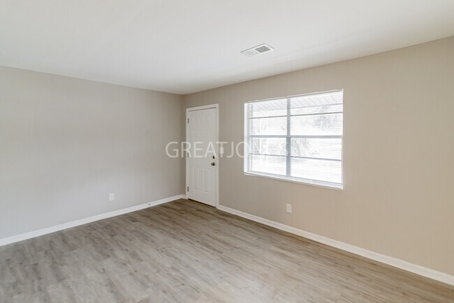 Foto del edificio - NOW OFFERING $250 OFF FIRST FULL MONTH IF ...