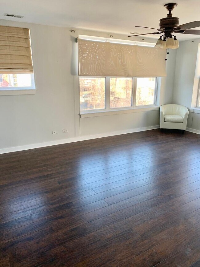 Building Photo - 2238 W Maypole Ave