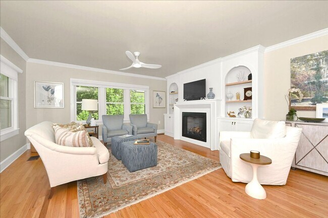 Building Photo - 4 Bedroom, 2 Bath