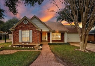 Building Photo - 1811 Iris Ln