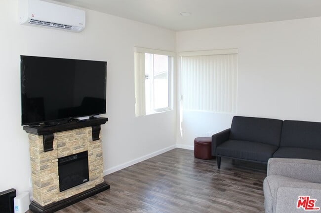 Building Photo - 2140 W 83rd St