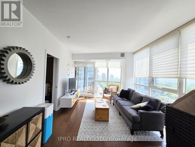 Photo du bâtiment - 530-1530 St Clair Ave W