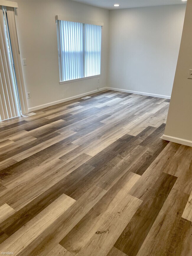 Building Photo - 3 br, 2.5 bath Townhome - Fully renovated ...