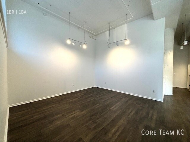 Foto del edificio - 320 W 7th St