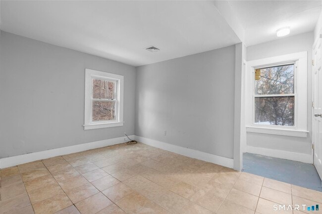 Foto del edificio - 19 Woodbridge Ave