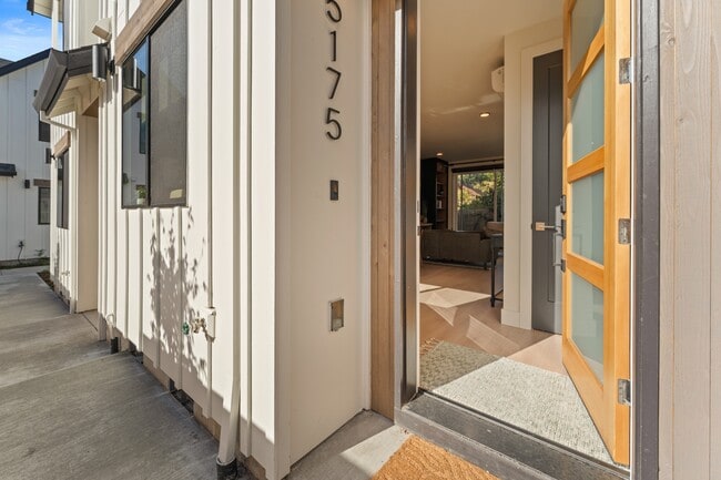 Building Photo - 5175 SE 28th Ave