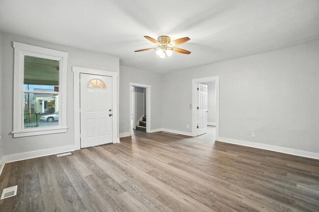Building Photo - Newly Renovated, Large Home in Dayton!!