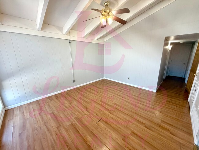 Foto del edificio - Light-Filled 3 Bedroom Home with Open Feel & Outdoor Storage