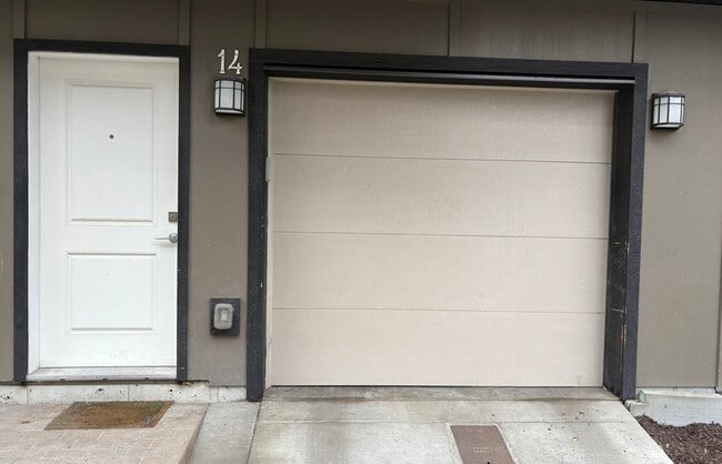 Building Photo - 500 Fleming Rd