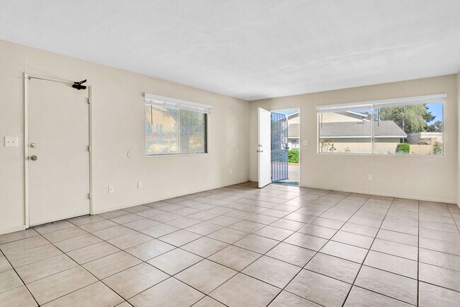 Foto del edificio - Great three bedroom townhome in UTC!  Avai...