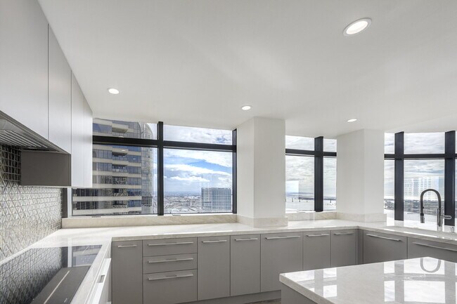 Foto del edificio - San Diego Water View Luxury High-Rise Living at The Harbor Club — Stunning Bay & City Views- This...