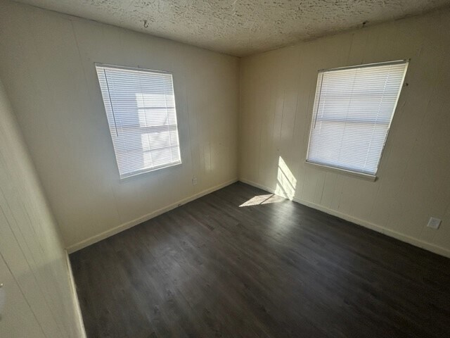 Foto del edificio - 2412 W Irving St