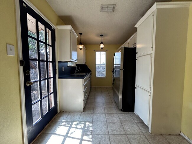 Building Photo - Beautiful House Located On Cul-De-Sac & Down The Street From Park!