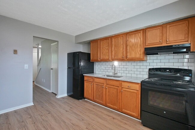 Building Photo - 2205 Clarendon Ln