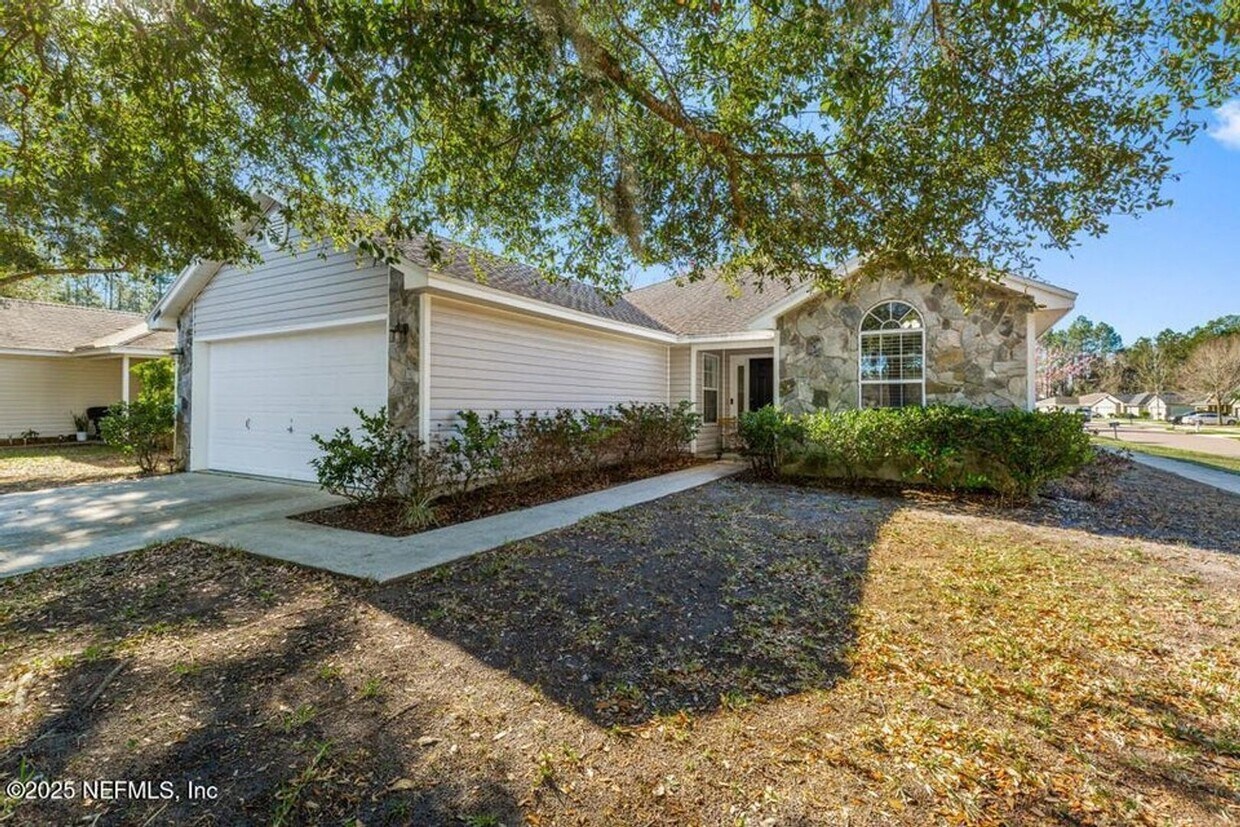 Foto principal - 4 bed 2 bath home in Heron Isles