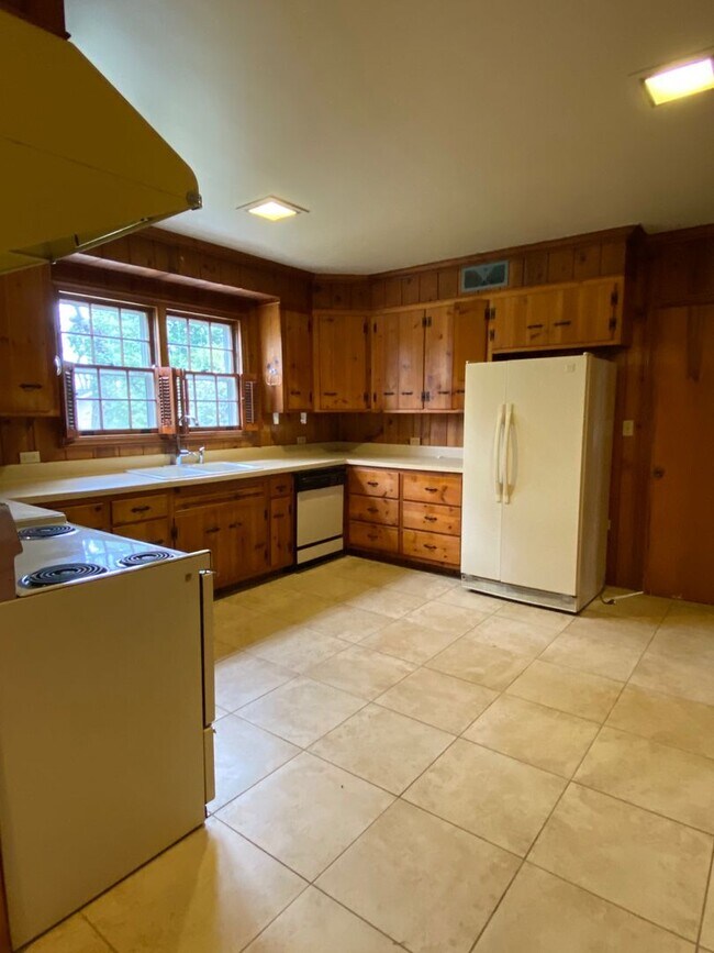 Building Photo - Beautiful 3 Bedroom, 3 bath historic home ...