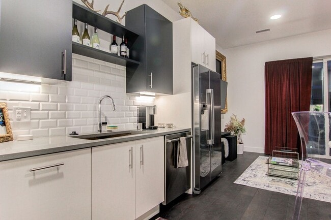 Building Photo - 2550 Lawrence St