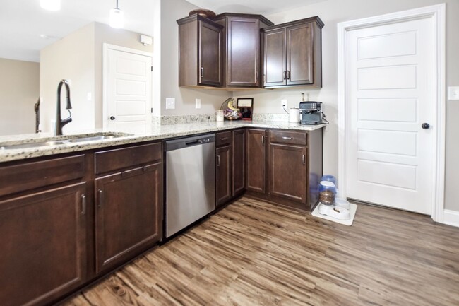Foto del edificio - Pet Friendly Three Bedroom with Bonus!
