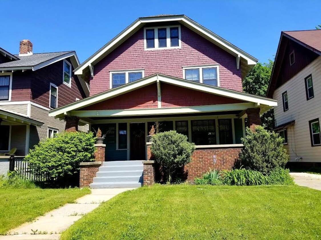 Foto principal - Charming 3-Bedroom, 1 1/2 Bath Upper Duple...