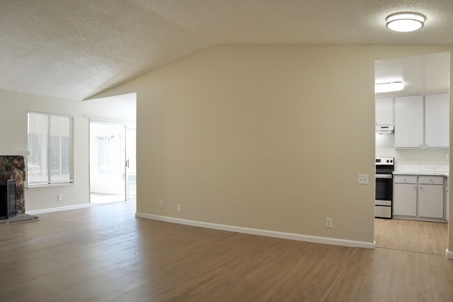 Foto del edificio - 3-bedroom home + sunroom in Fremont - newl...