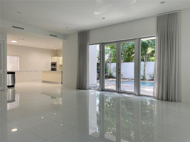 Foto del edificio - 540 NE 70th St