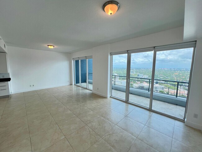 Foto del edificio - Spacious 1-Story Flat Unit @ Infinity In Brickell Spacious Floor Plan With A Great View.