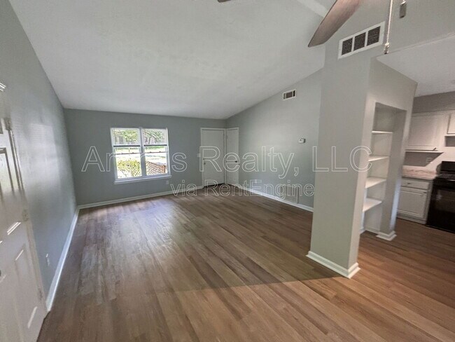 Building Photo - 9241 Woodhill Ln
