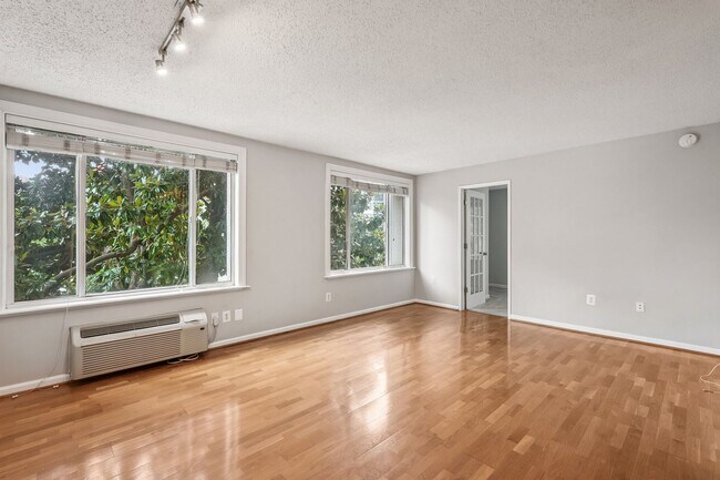 Foto del edificio - An Arlington gem. See this treasure before...
