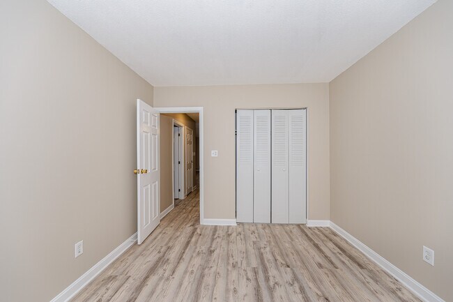 Building Photo - 11 Crescent Dr
