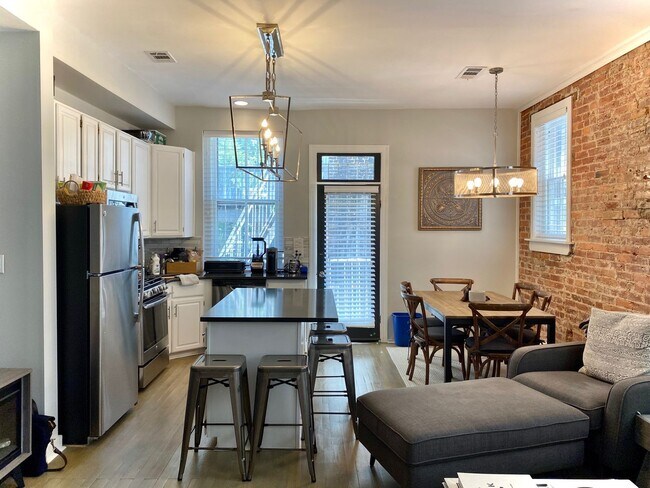 Building Photo - Bright Modern 1 bedroom Condo in DuPont st...