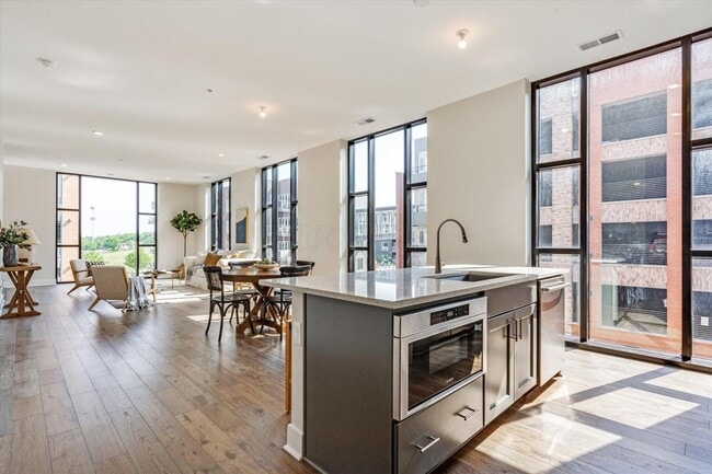 Foto del edificio - 6745 Longshore St