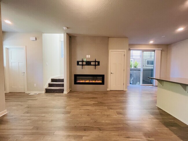 Building Photo - 6473 SE Genrosa St