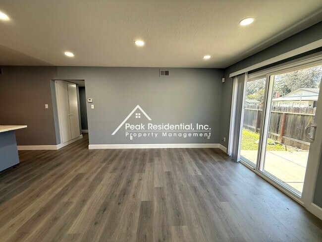 Building Photo - Updated 3 bd/1.5 ba S. Land Park Area Duplex!